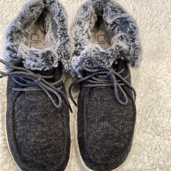 Hey Dude Britt Womens fur trim sneakers casual shoes size 10 - Picture 2 of 8